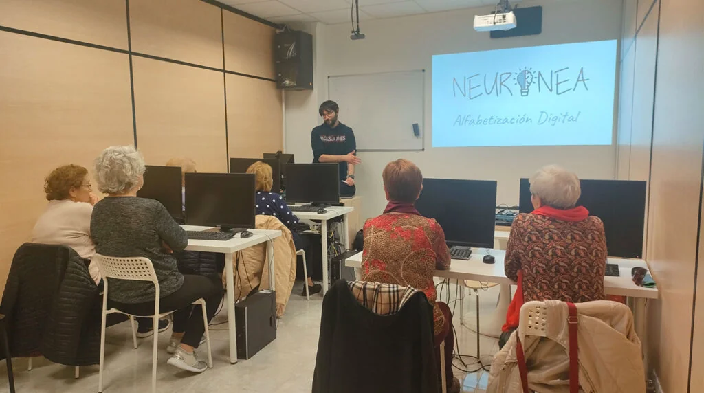 Alfabetización digital Adultos Mayores En NEURONEA
