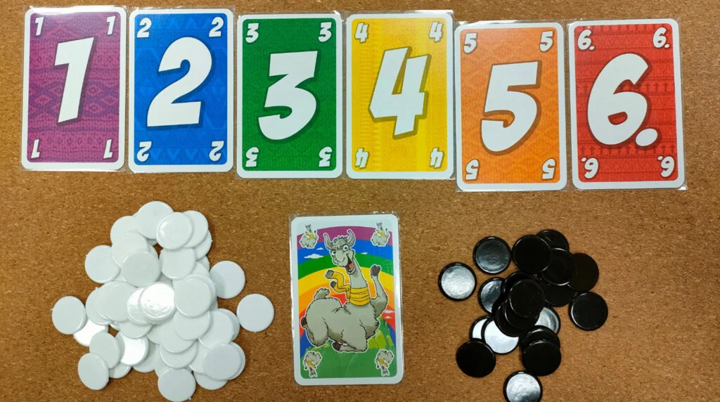 Conjunto de fichas y cartas del juego de mesa LAMA