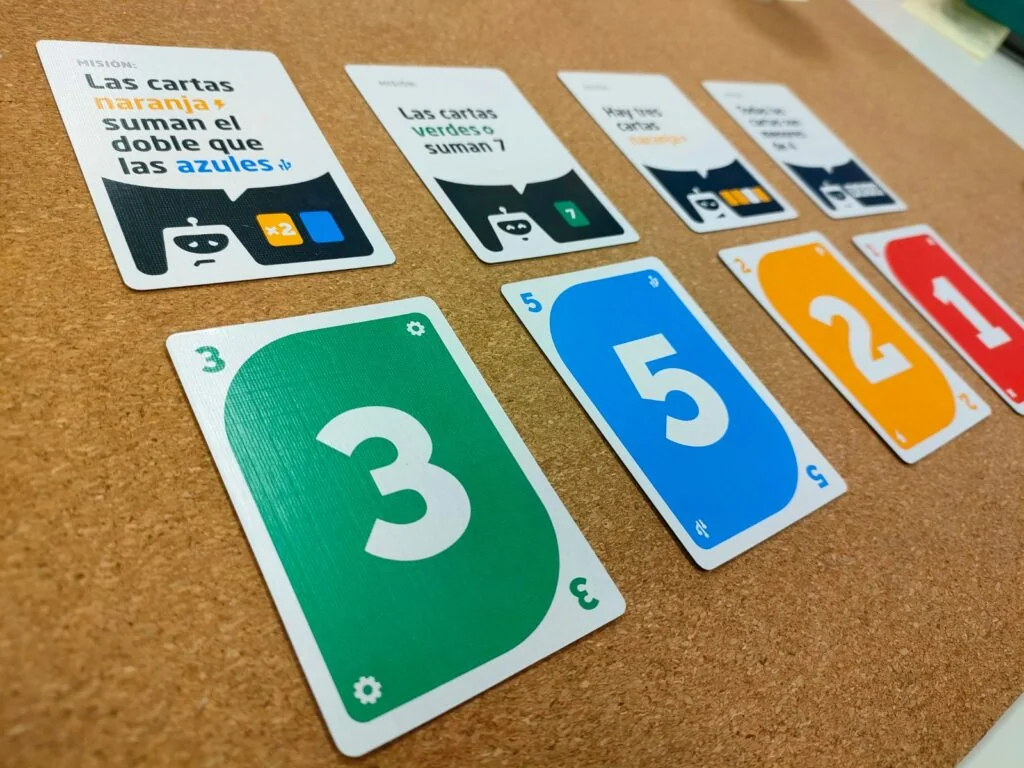 Distribución inicial de cartas numeradas y misiones de Misión cumplida