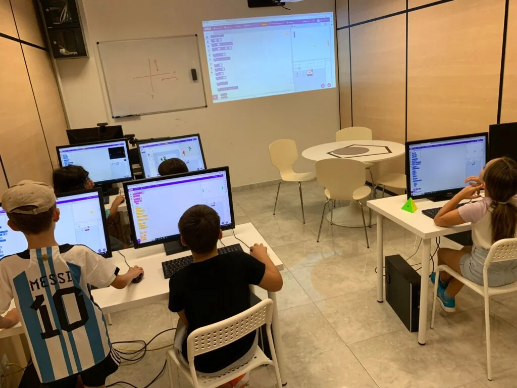 Niños de 7 a 9 años aprendiendo a programar con Scratch