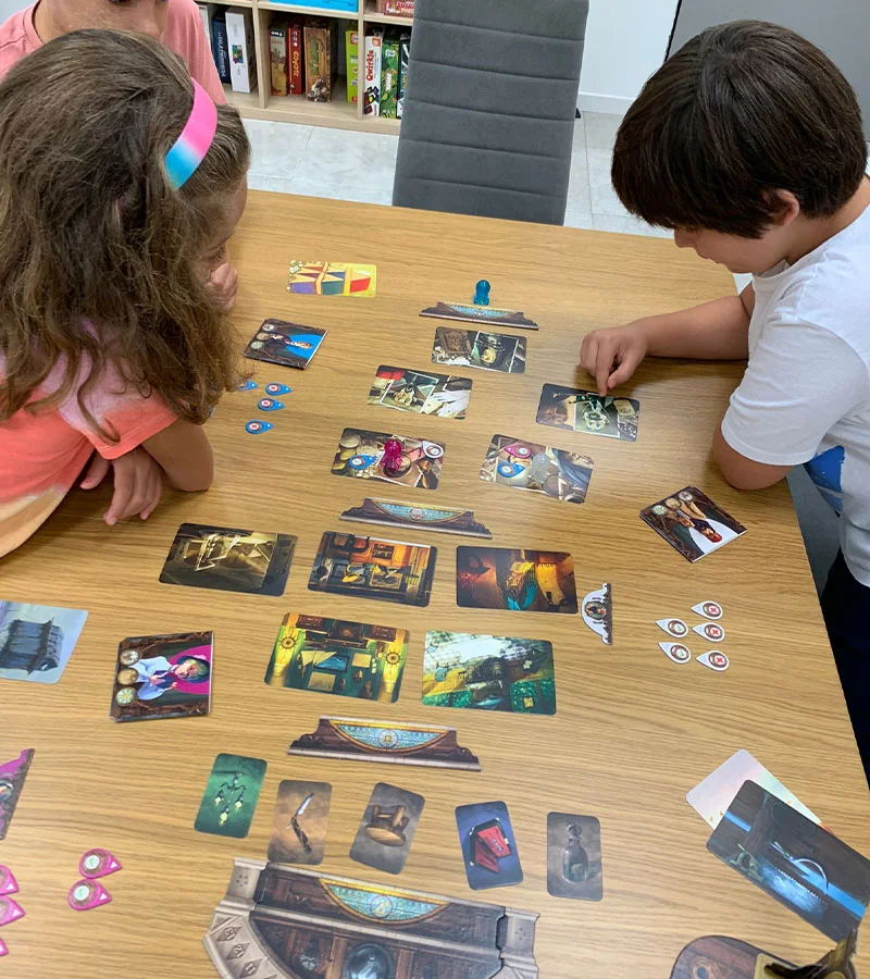 Niños jugando en talleres de juegos de mesa modernos
