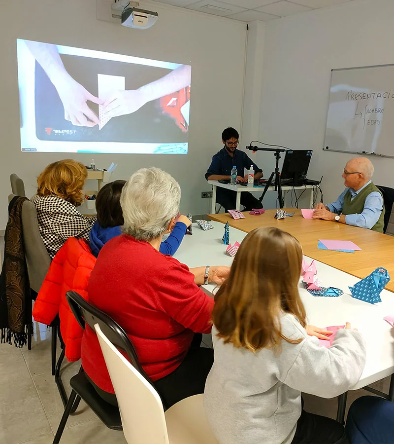 Algunos de los participantes siguiendo la secuencia de dobleces